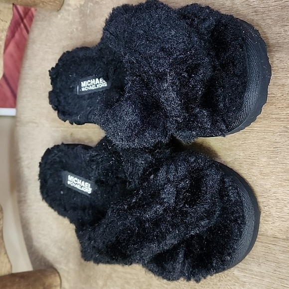 MICHAEL Kors Black fuzzy slides size 6 - Picture 2 of 5